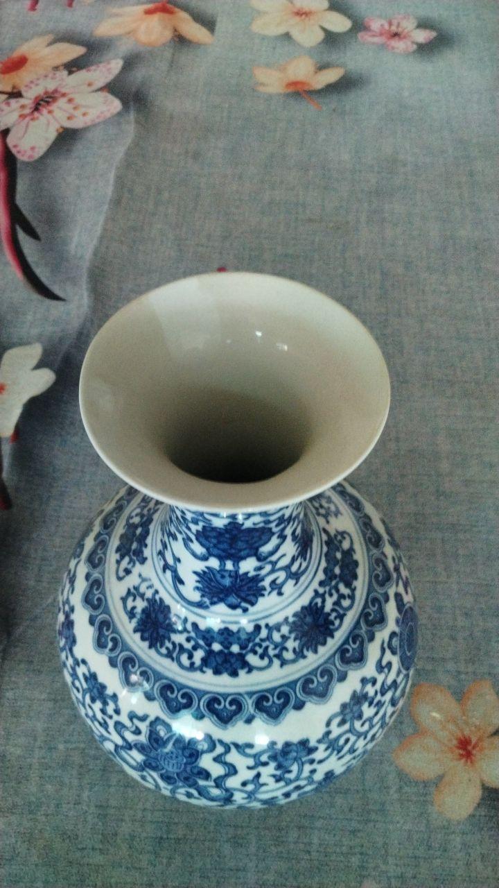 《大清乾隆年制青花缠枝莲纹如意盘长八宝赏瓶》