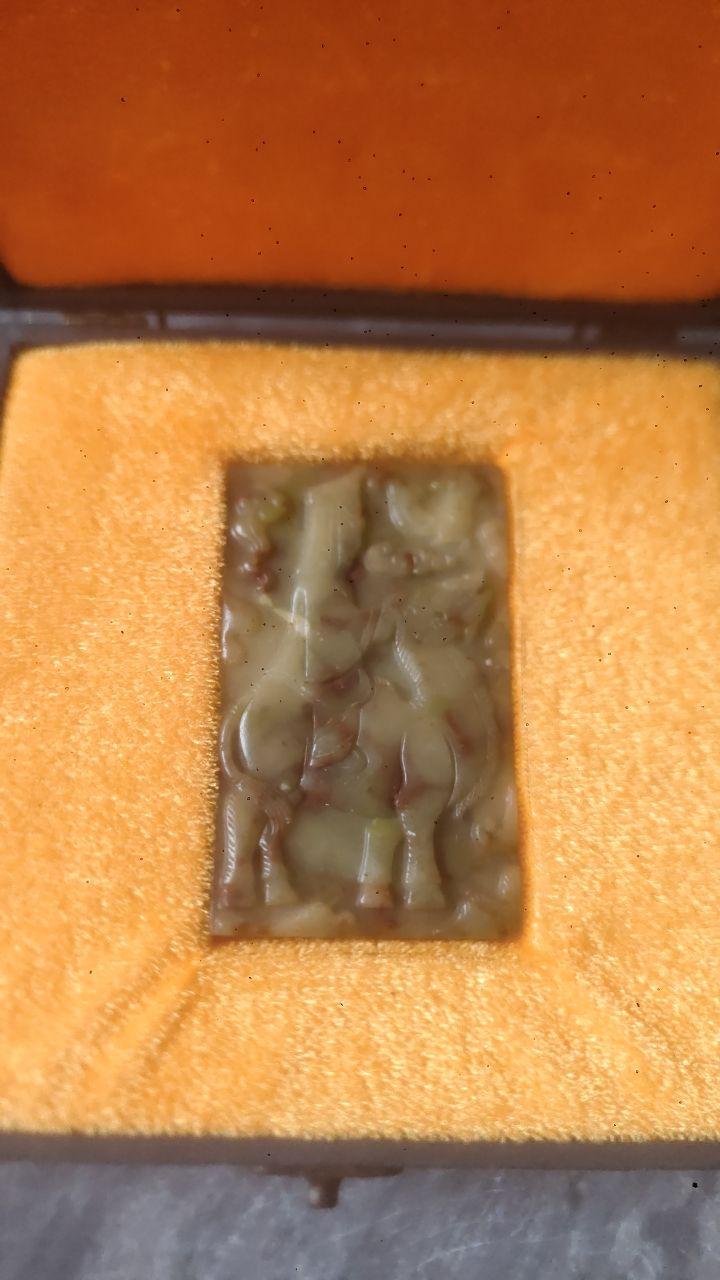 玉质人物纹牌饰