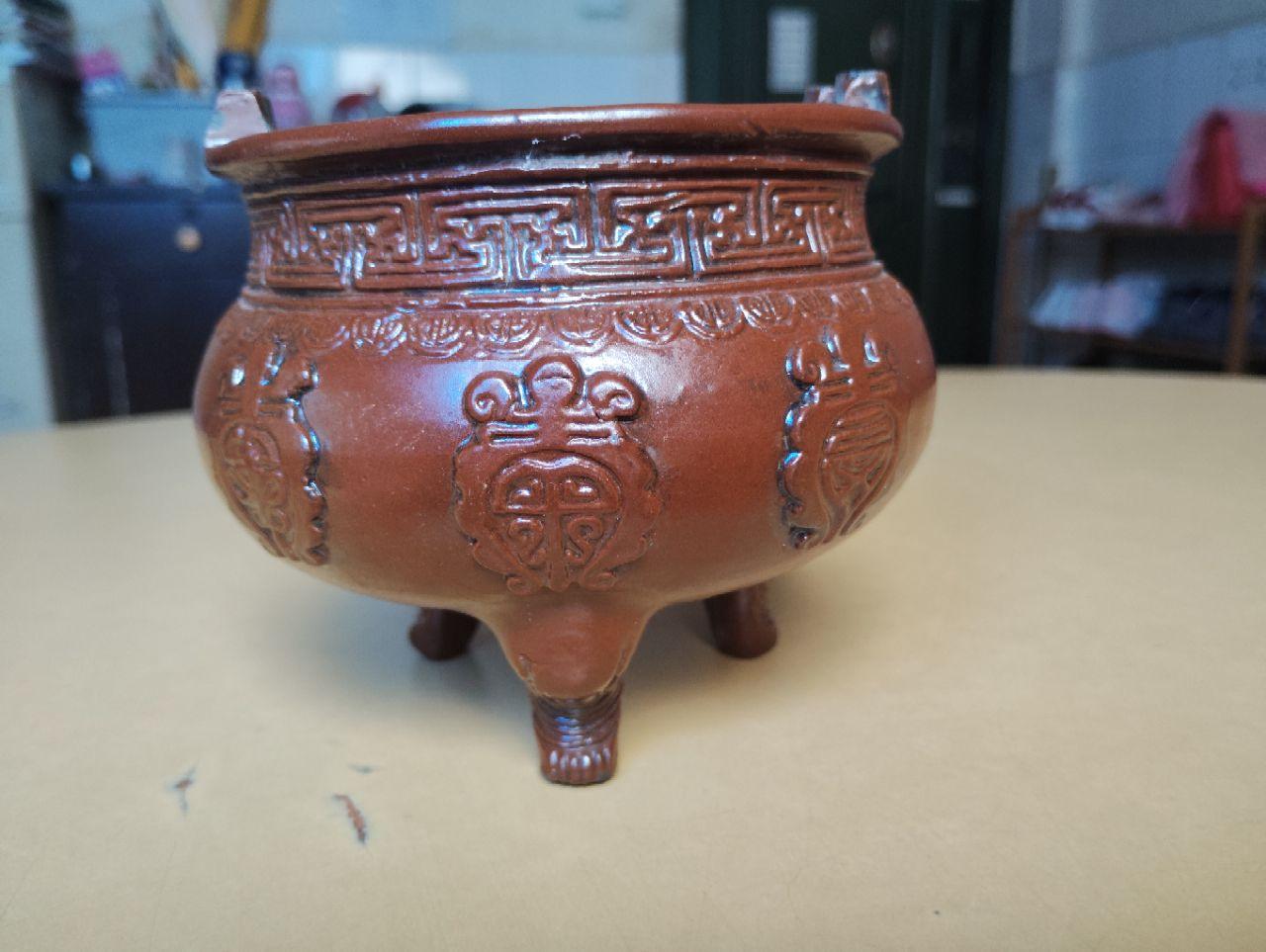 刻回纹三足炉真品。