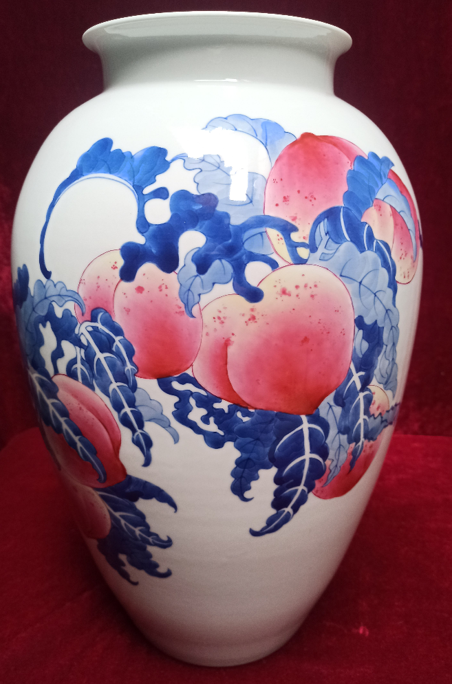 青花粉彩九桃纹莱菔瓶