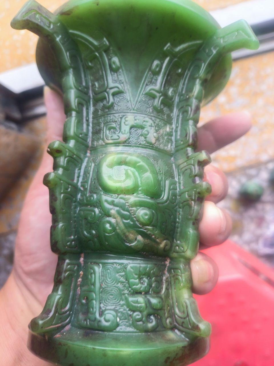 碧玉高浮雕兽面纹出戟尊
