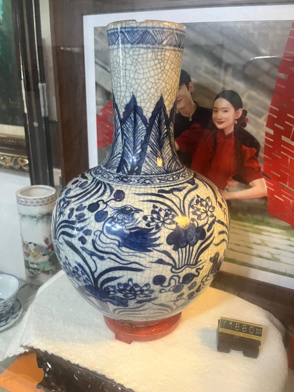 青花花鸟纹开片釉大瓶