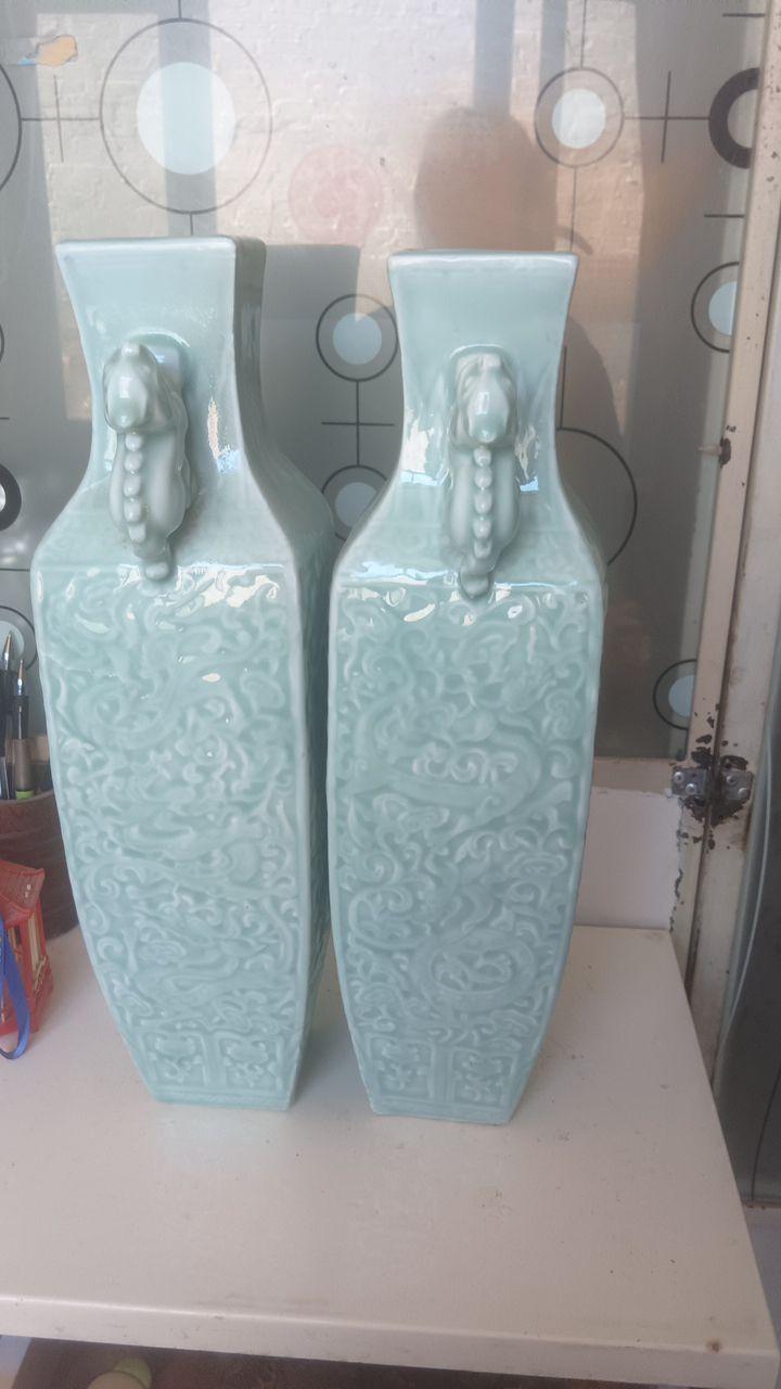 青釉龙纹双耳方瓶对瓶