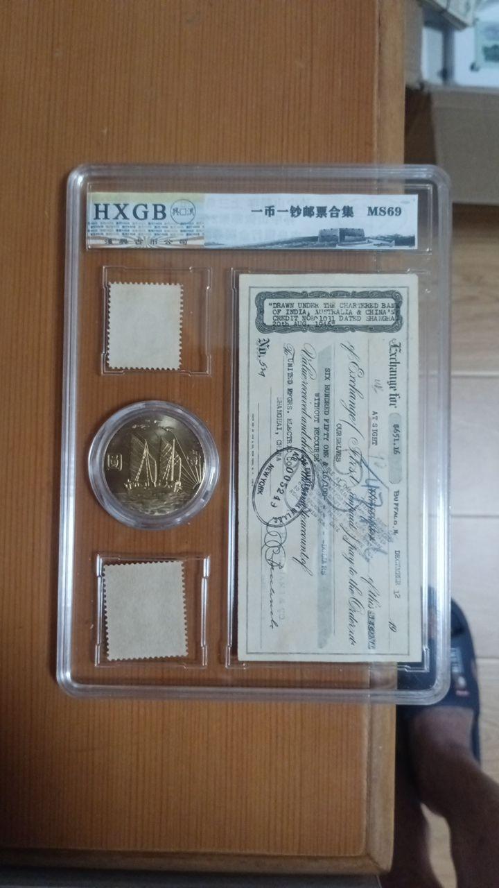 随形薄意雕山水人物田黄摆件