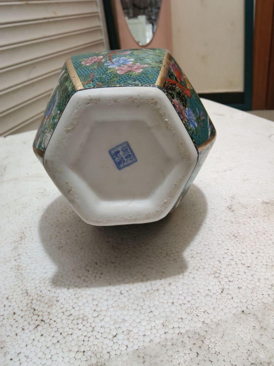 清乾隆珐琅彩锦地开光花鸟纹八方瓶