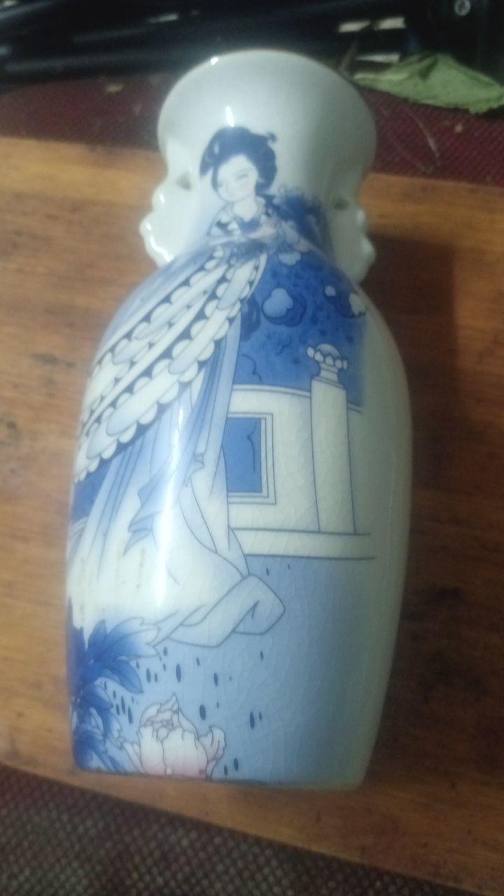 青花人物瓶