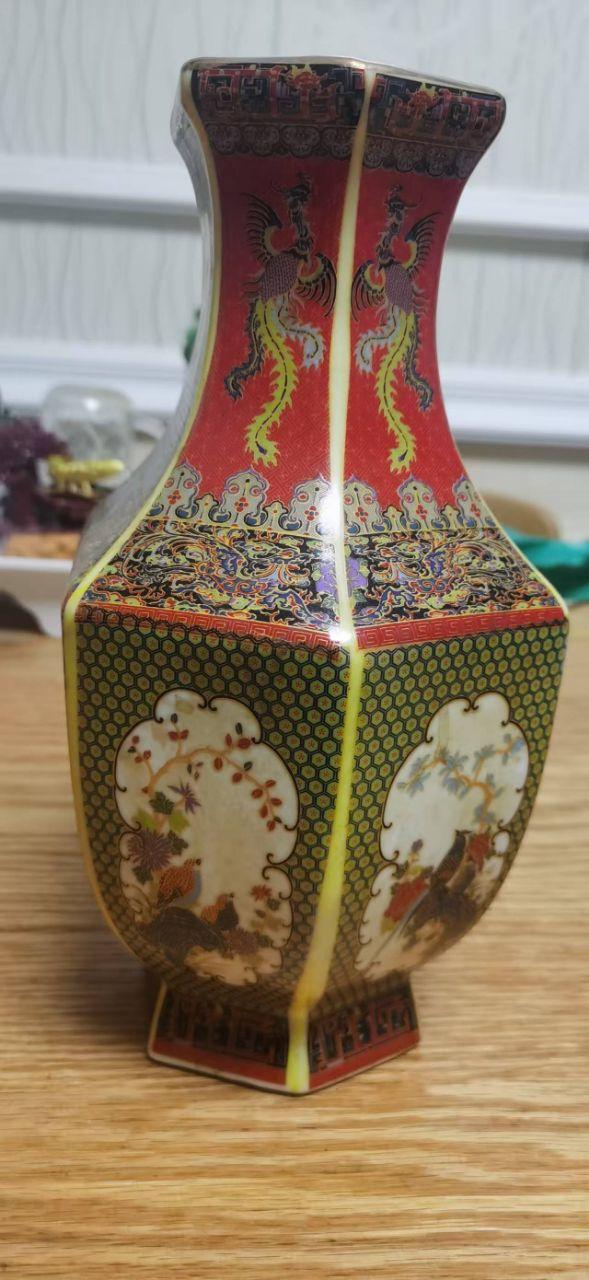 粉彩六方花瓶