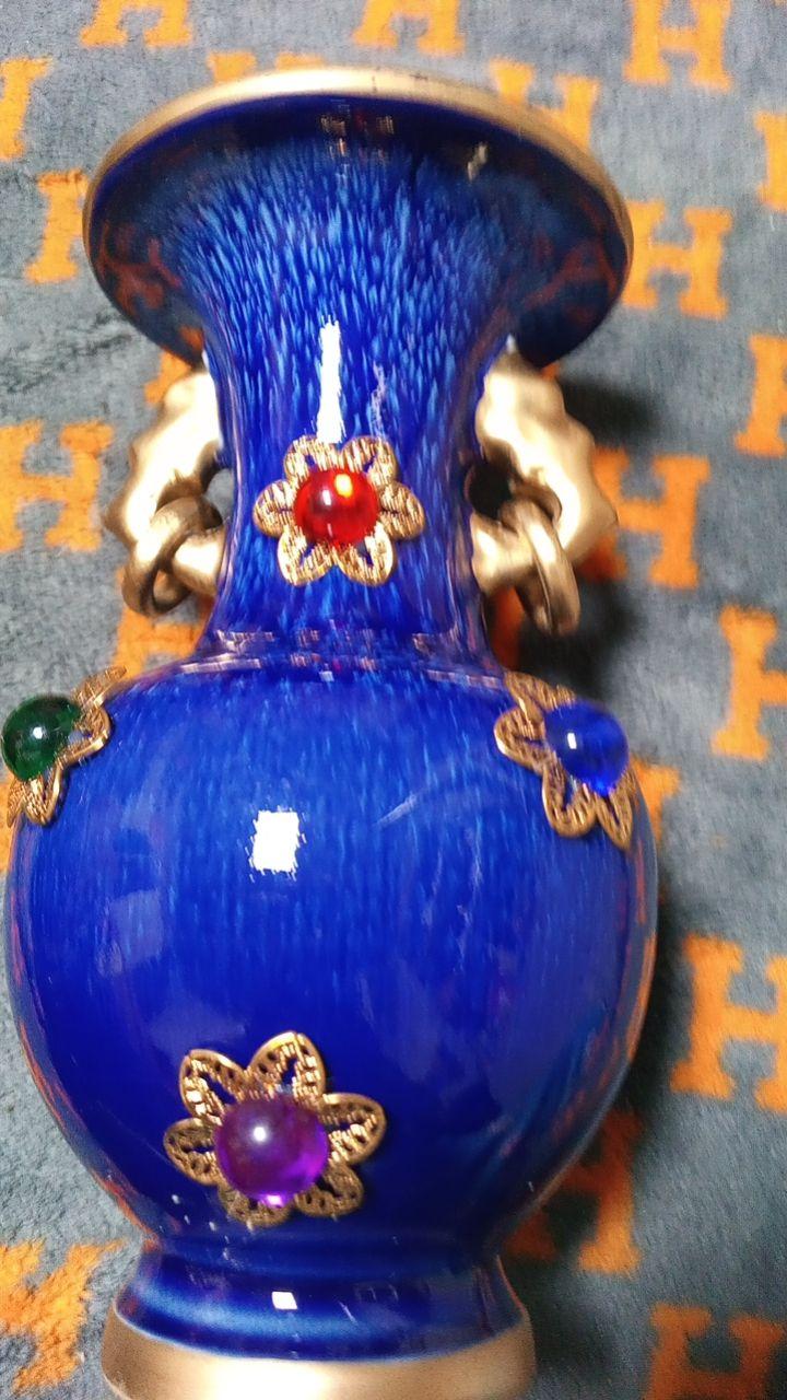 嵌宝石双耳陶瓷花瓶