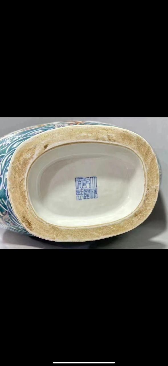 乾隆斗彩苍龙教子图抱月瓶
