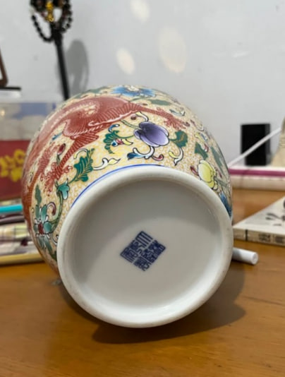 金双耳龙纹瓶