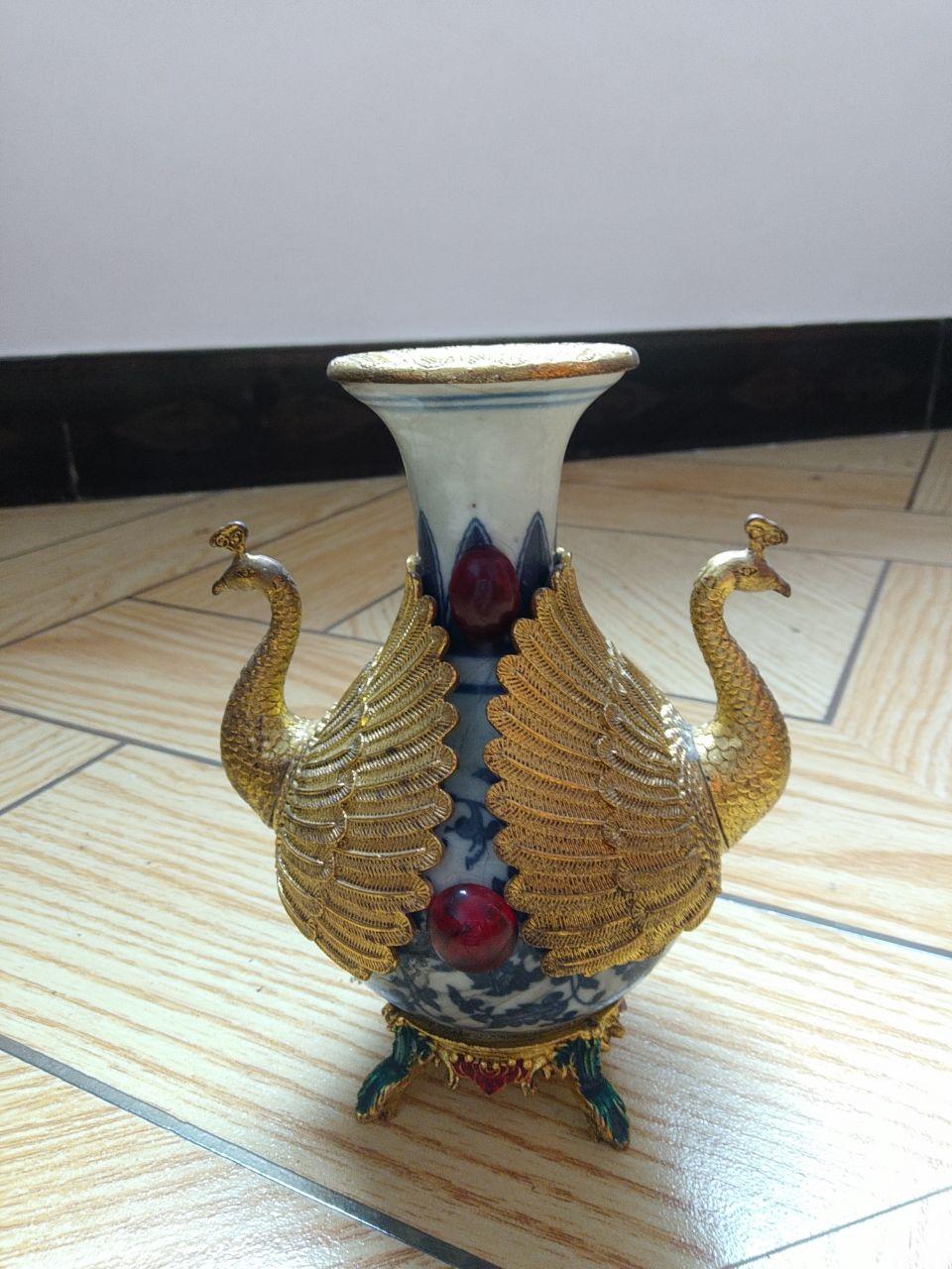 青花鎏金孔雀双耳尊