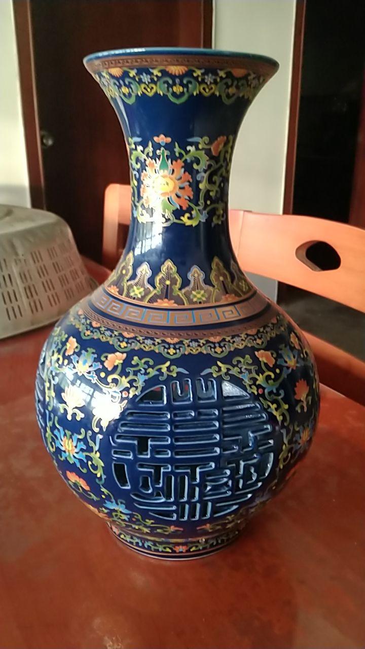 金镂空花卉赏瓶