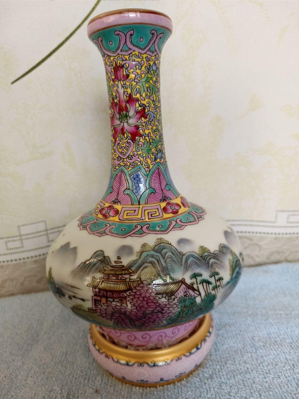 乾隆年制珐琅彩山水楼阁纹荸荠瓶