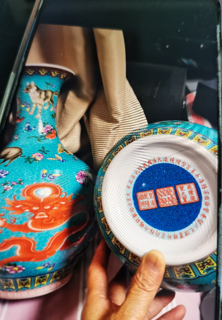 松石绿地粉彩龙纹