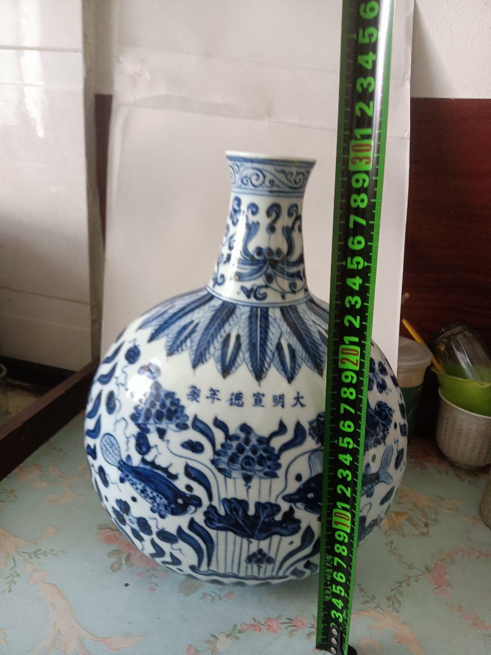 青花缠枝莲鱼纹盘口瓶