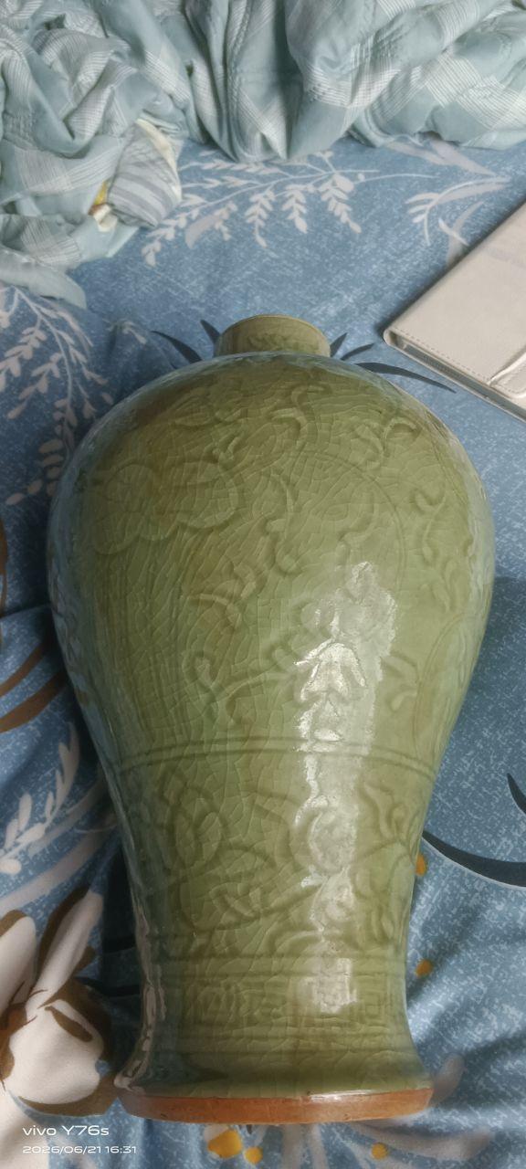 青釉刻花缠枝纹梅瓶