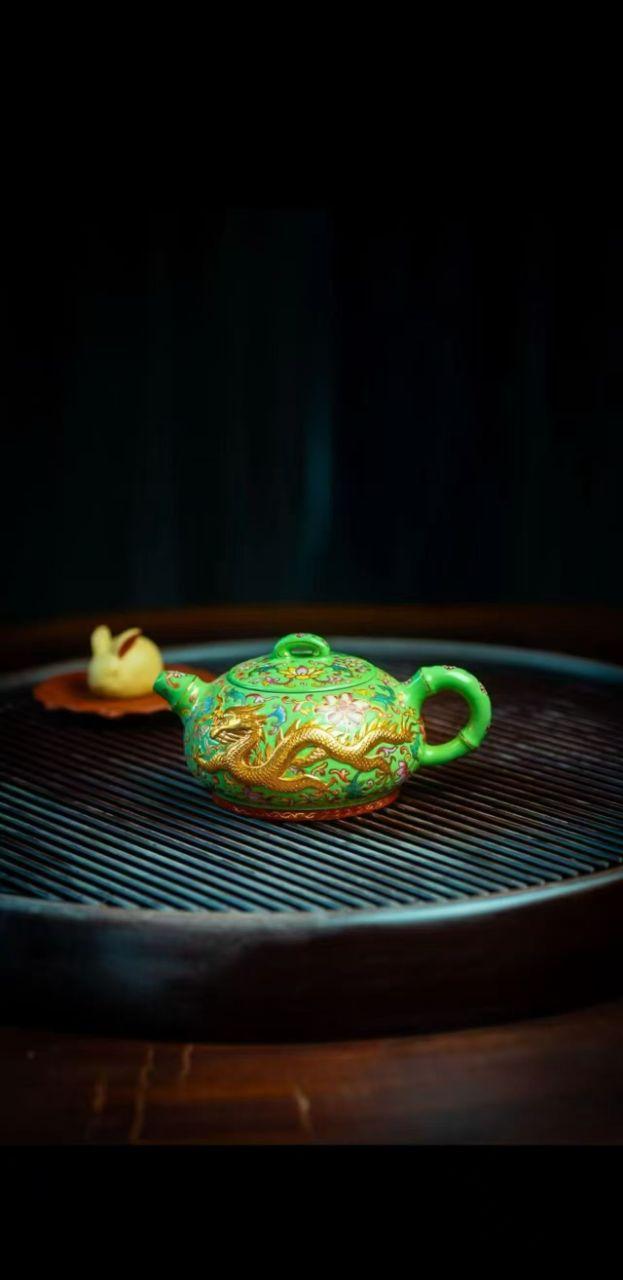 珐琅彩龙行天下壶