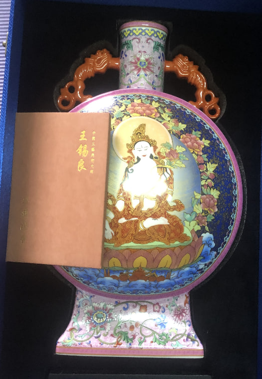 珐琅彩唐卡风格抱月瓶