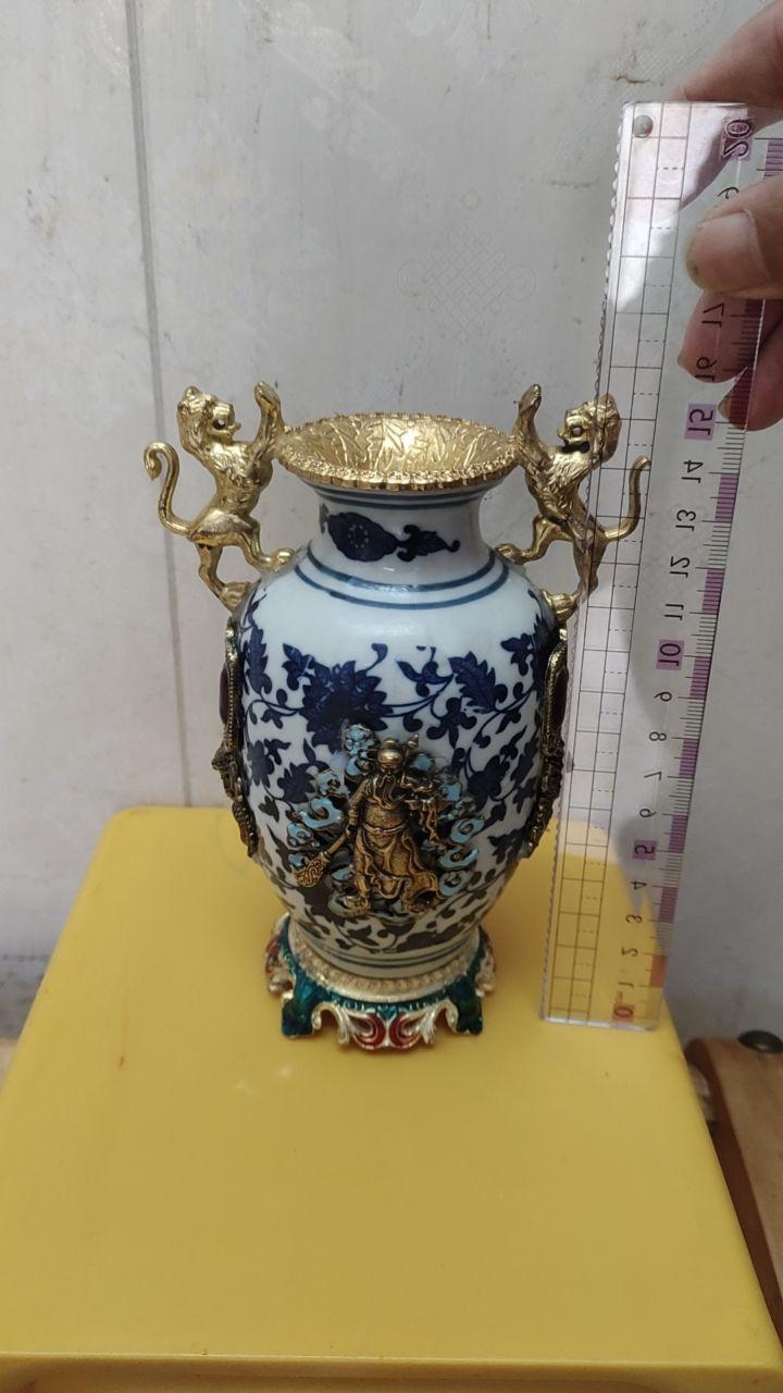 珐琅鎏金双狮耳青花人物纹瓶